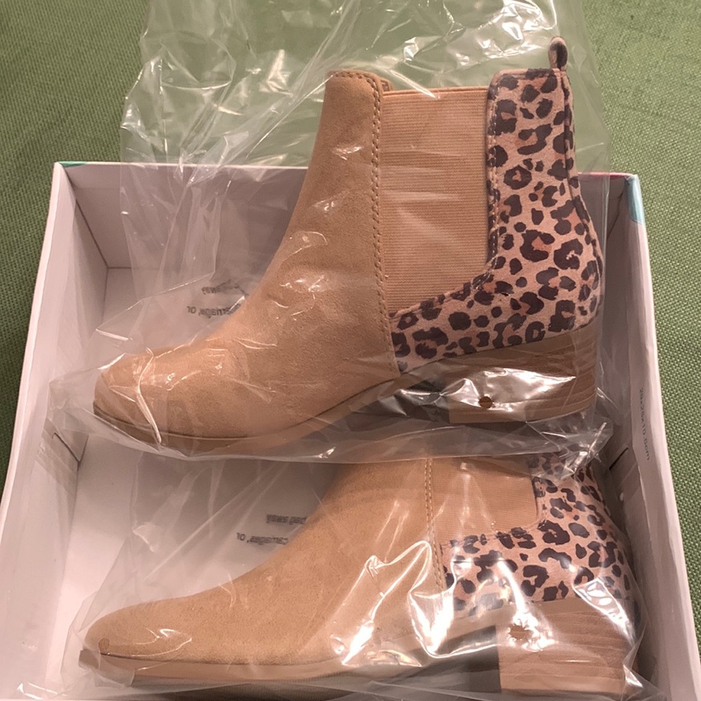 NIB Cheetah Booties